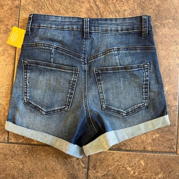 ARIYA JEANS - Picture 2 of 5